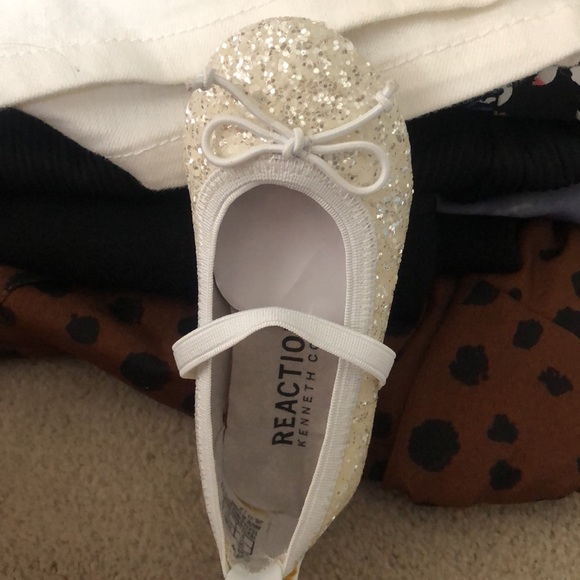 NWT Reaction Kenneth Cole, girls dress shoes, size 5 champagne color sparkly - Picture 2 of 8
